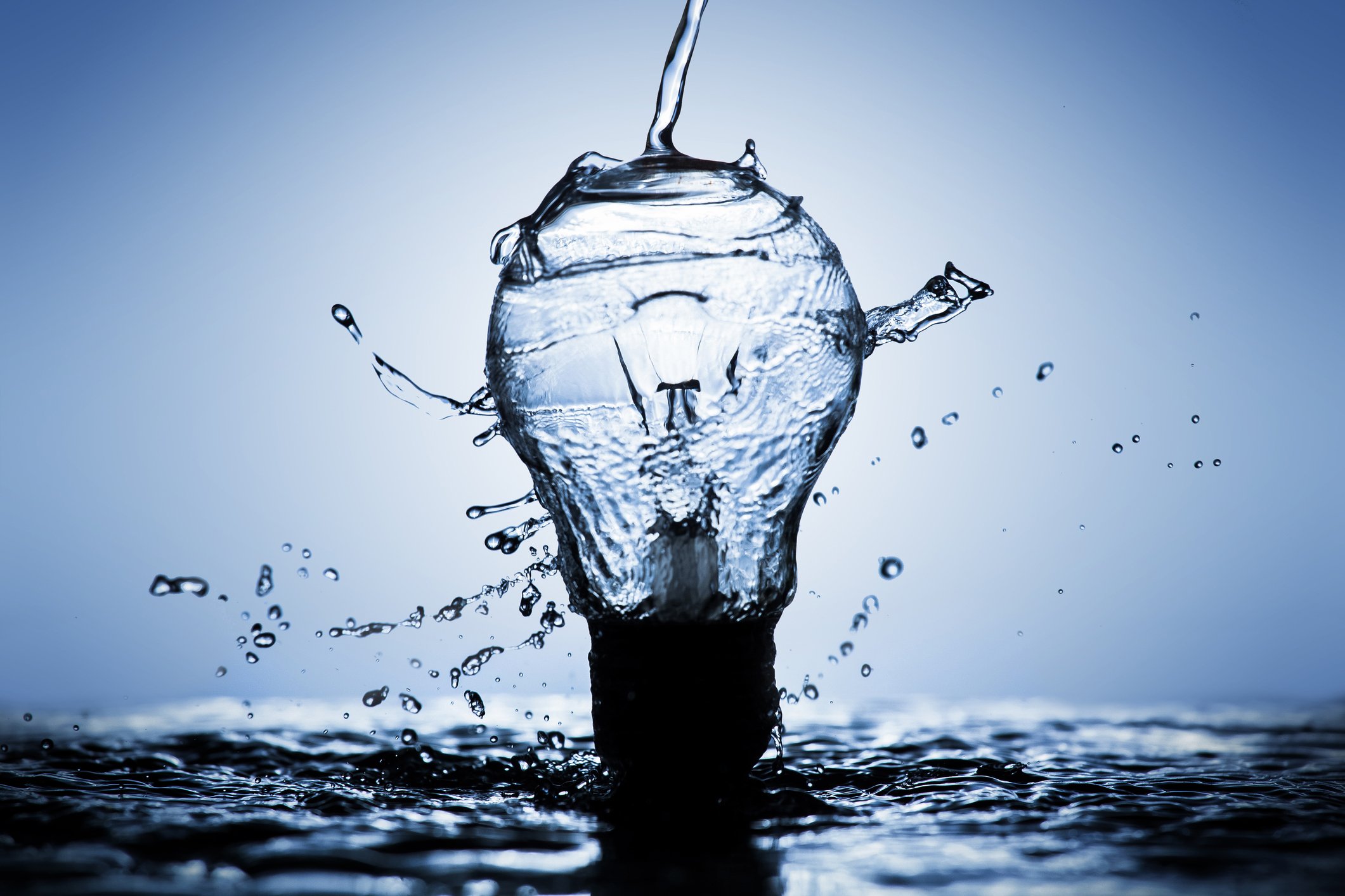 Light bulb made of water splashes