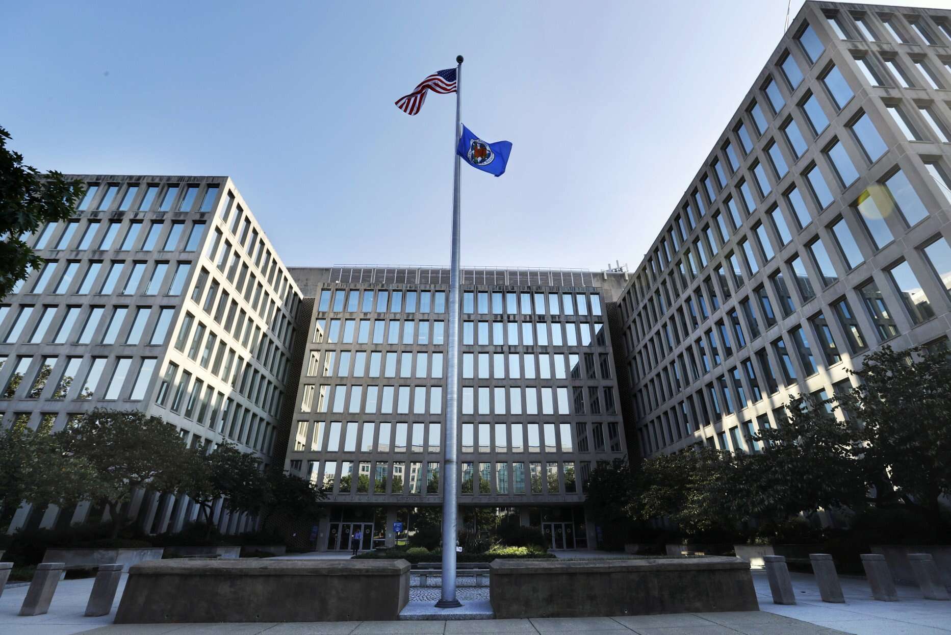 Federal employee lawsuit alleges security, privacy risks in new OPM communications system